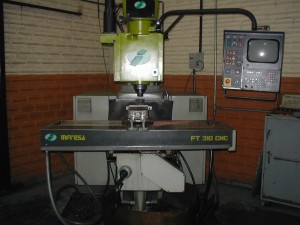 Primeira máquina de usinagem CNC adquirida em 1994.